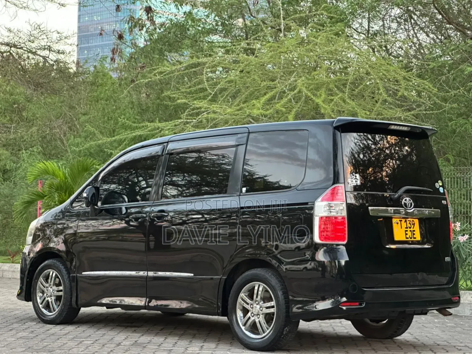 Toyota Noah 2.0 143hp AWD (8 Seater) 2008 Black