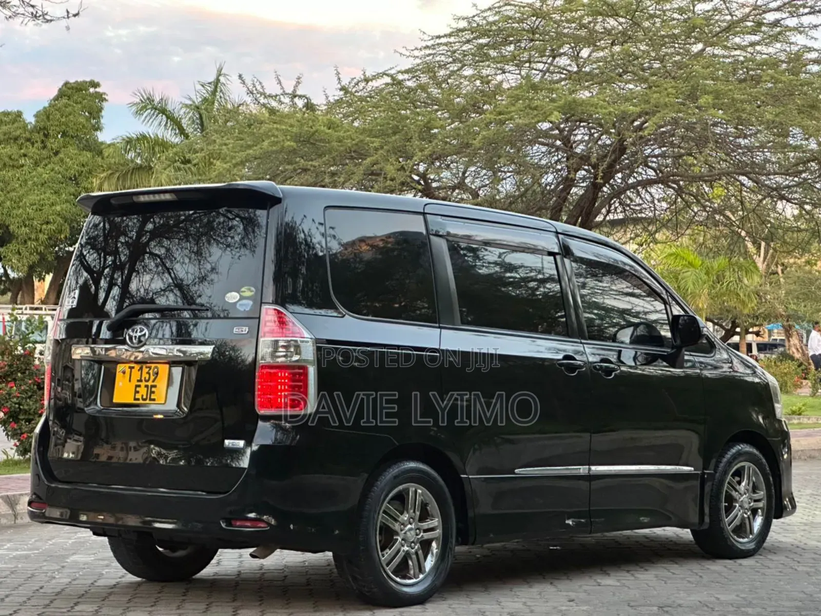 Toyota Noah 2.0 143hp AWD (8 Seater) 2008 Black