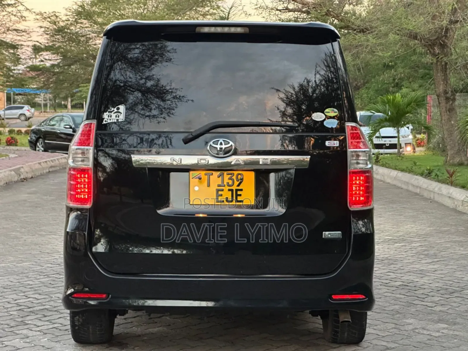 Toyota Noah 2.0 143hp AWD (8 Seater) 2008 Black