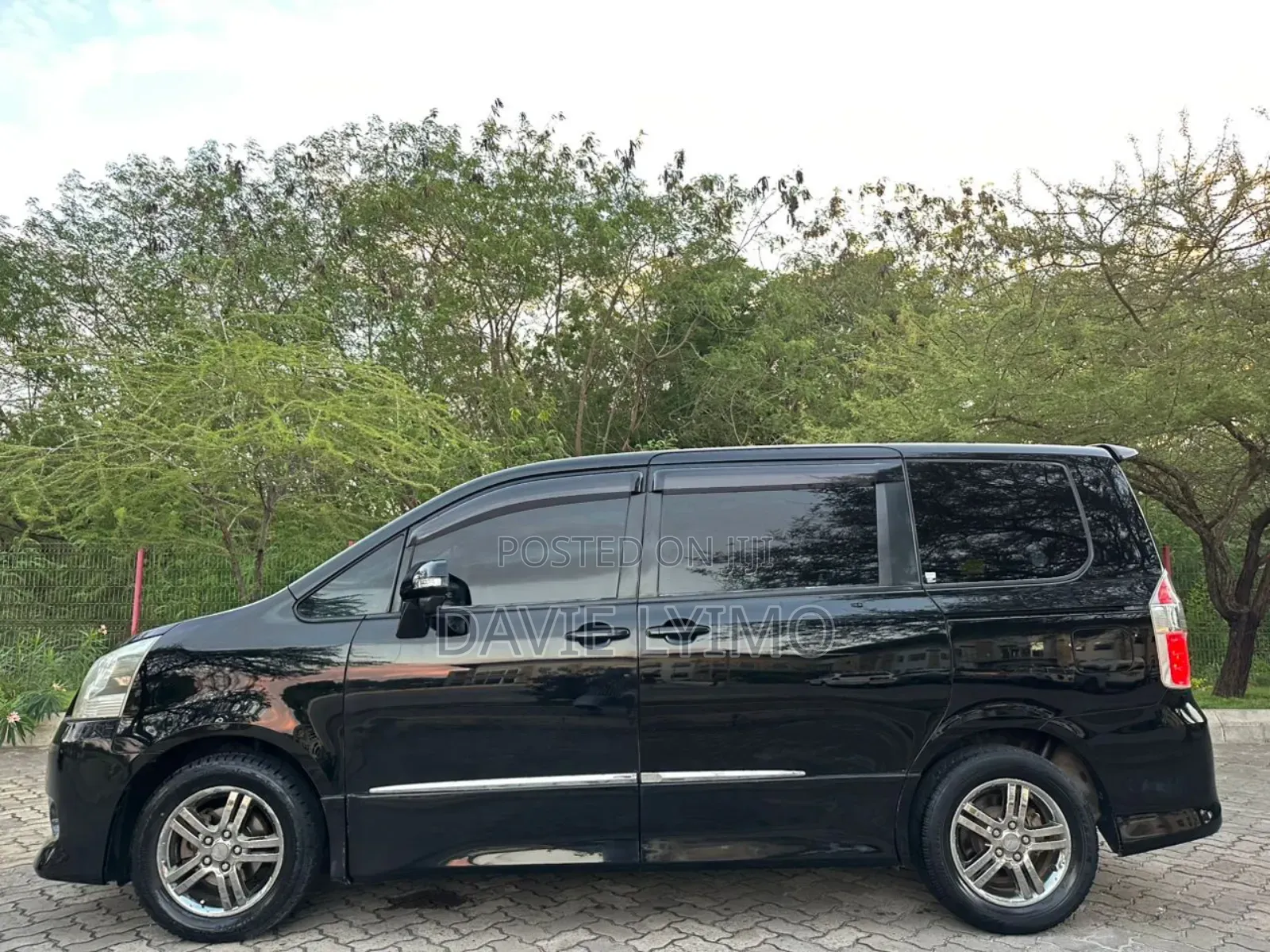 Toyota Noah 2.0 143hp AWD (8 Seater) 2008 Black