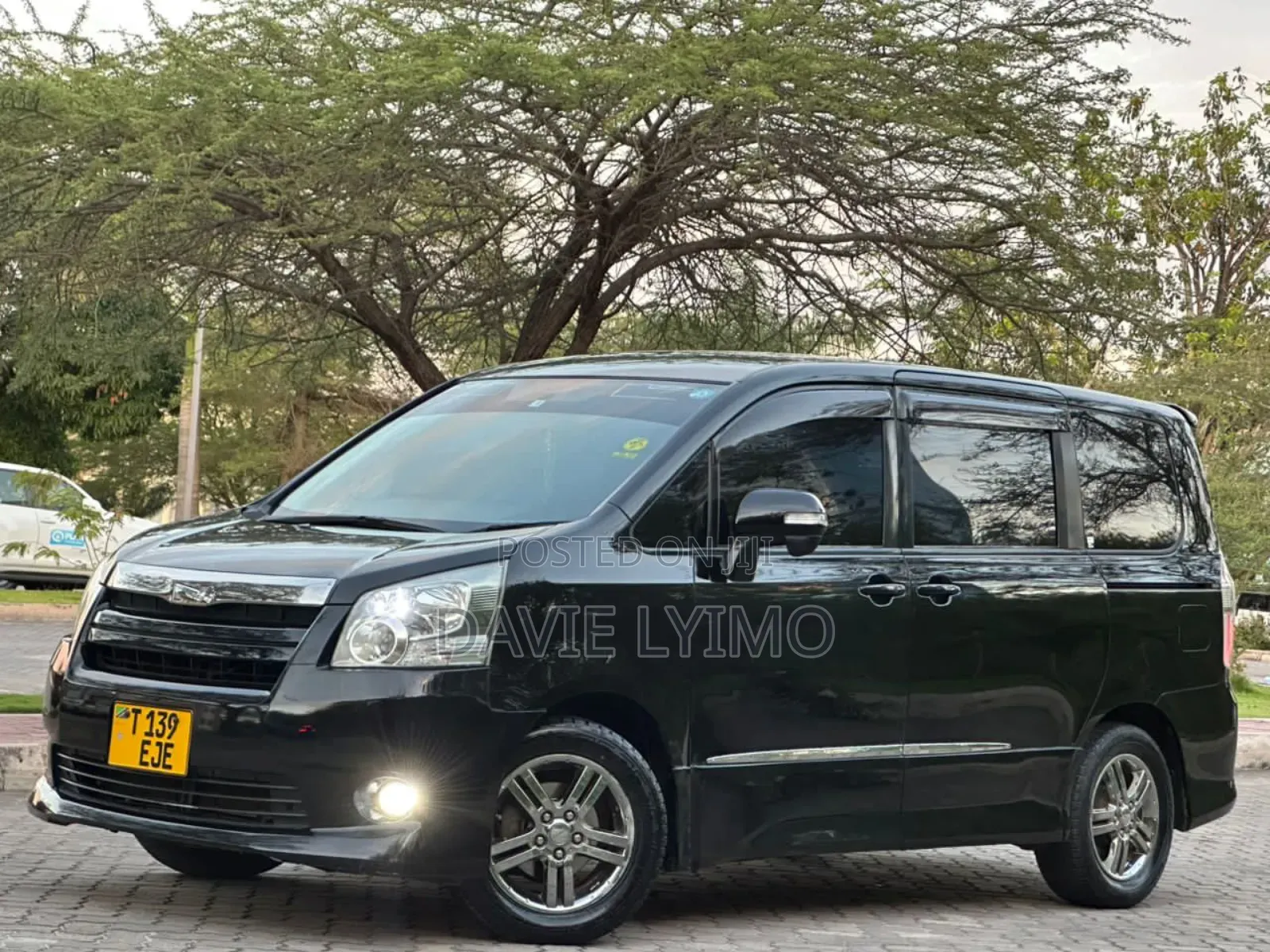 Toyota Noah 2.0 143hp AWD (8 Seater) 2008 Black