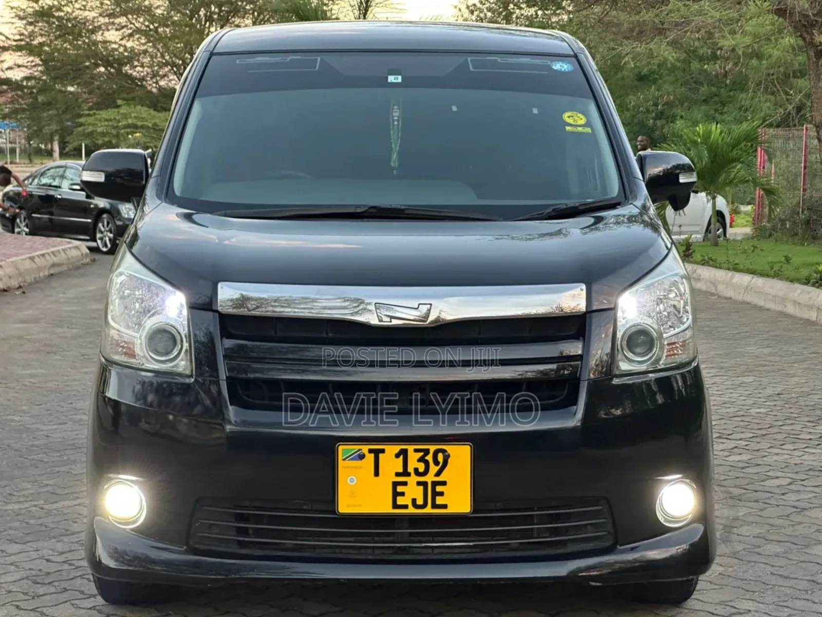 Toyota Noah 2.0 143hp AWD (8 Seater) 2008 Black