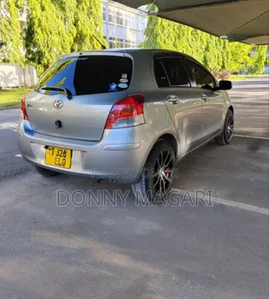 Toyota Vitz 2009 Silver