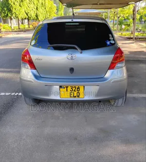 Toyota Vitz 2009 Silver