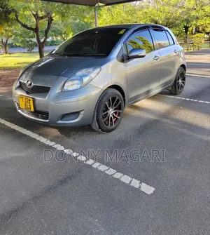 Toyota Vitz 2009 Silver