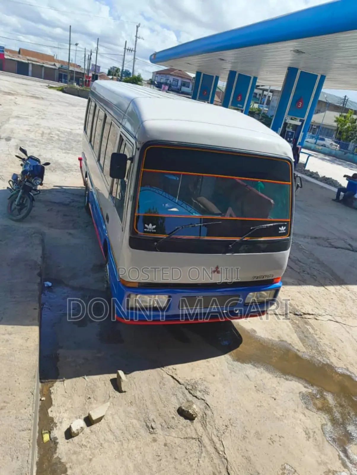 Mitsubishi Fuso Rosa 2000 White