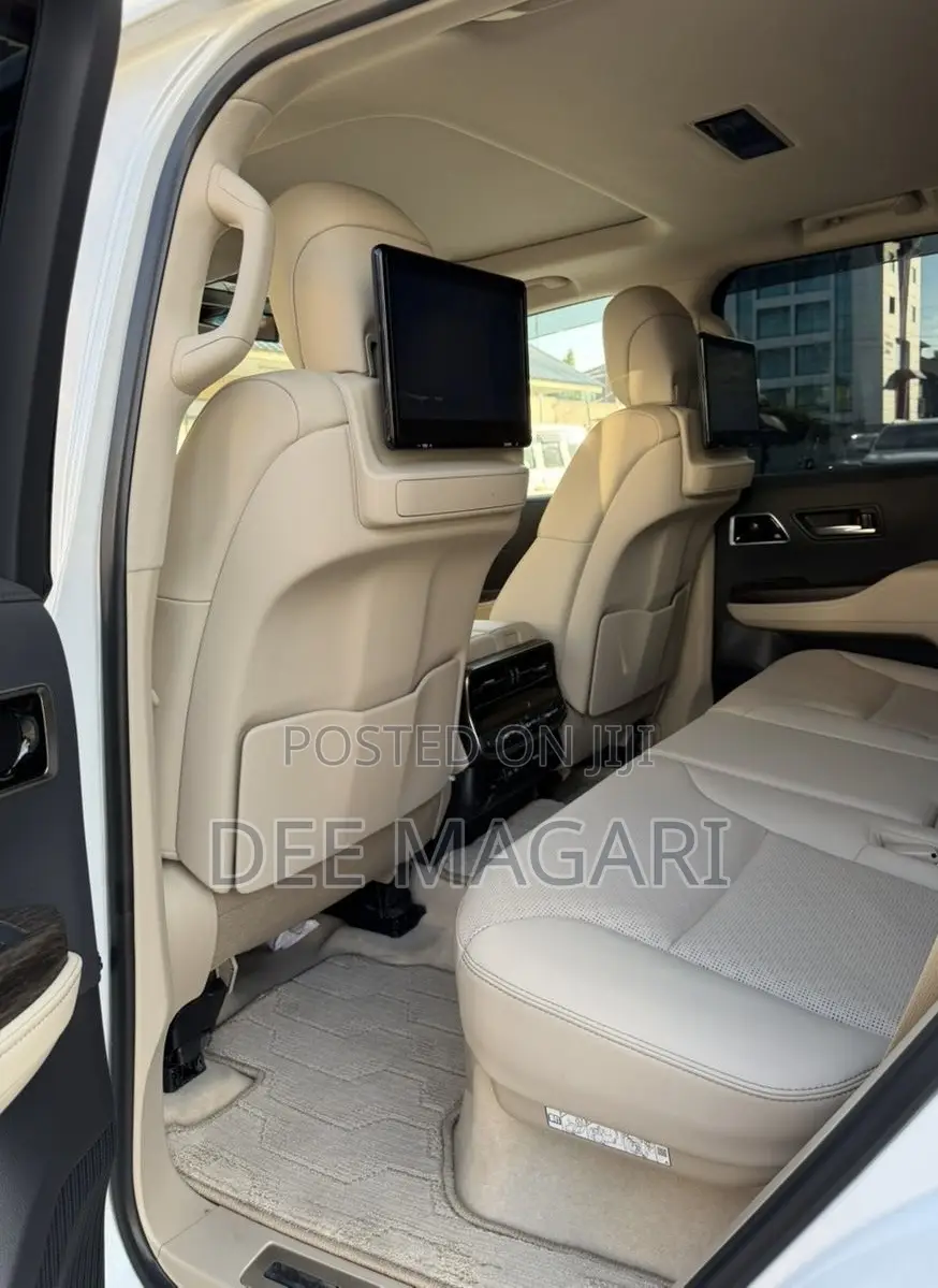 Toyota Land Cruiser LC300 2023 White