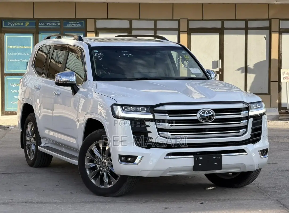 Toyota Land Cruiser LC300 2023 White