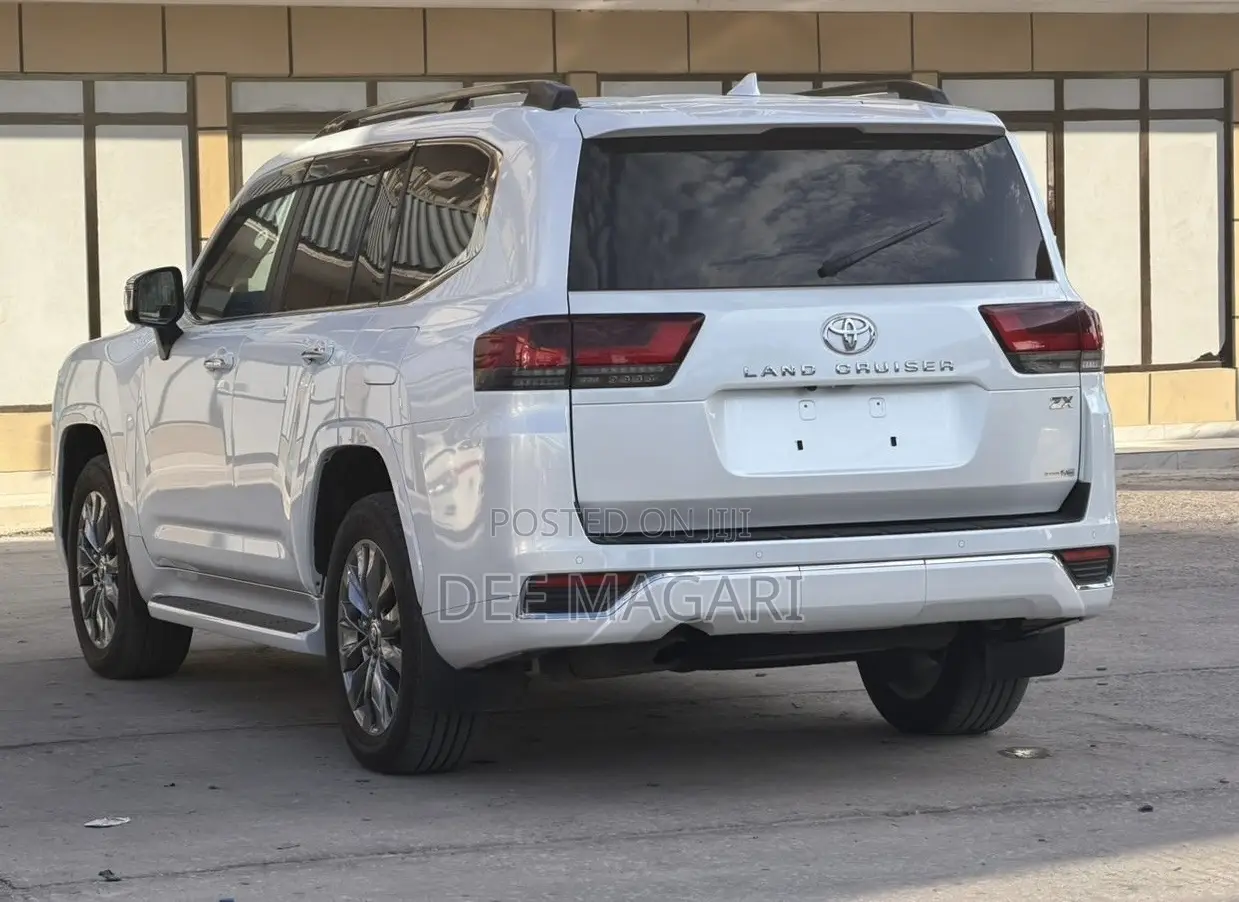 Toyota Land Cruiser LC300 2023 White
