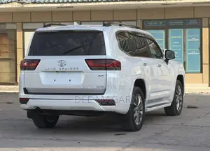 Toyota Land Cruiser LC300 2023 White