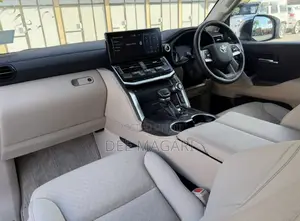 Toyota Land Cruiser LC300 2023 White