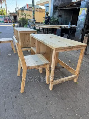 Meza Nzuri Sana Ya Kusomea Na Viti