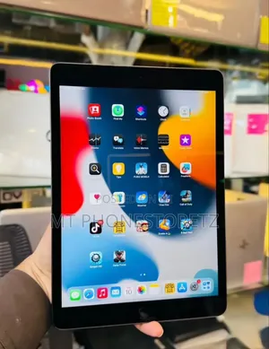 New Apple iPad 9.7 64 GB