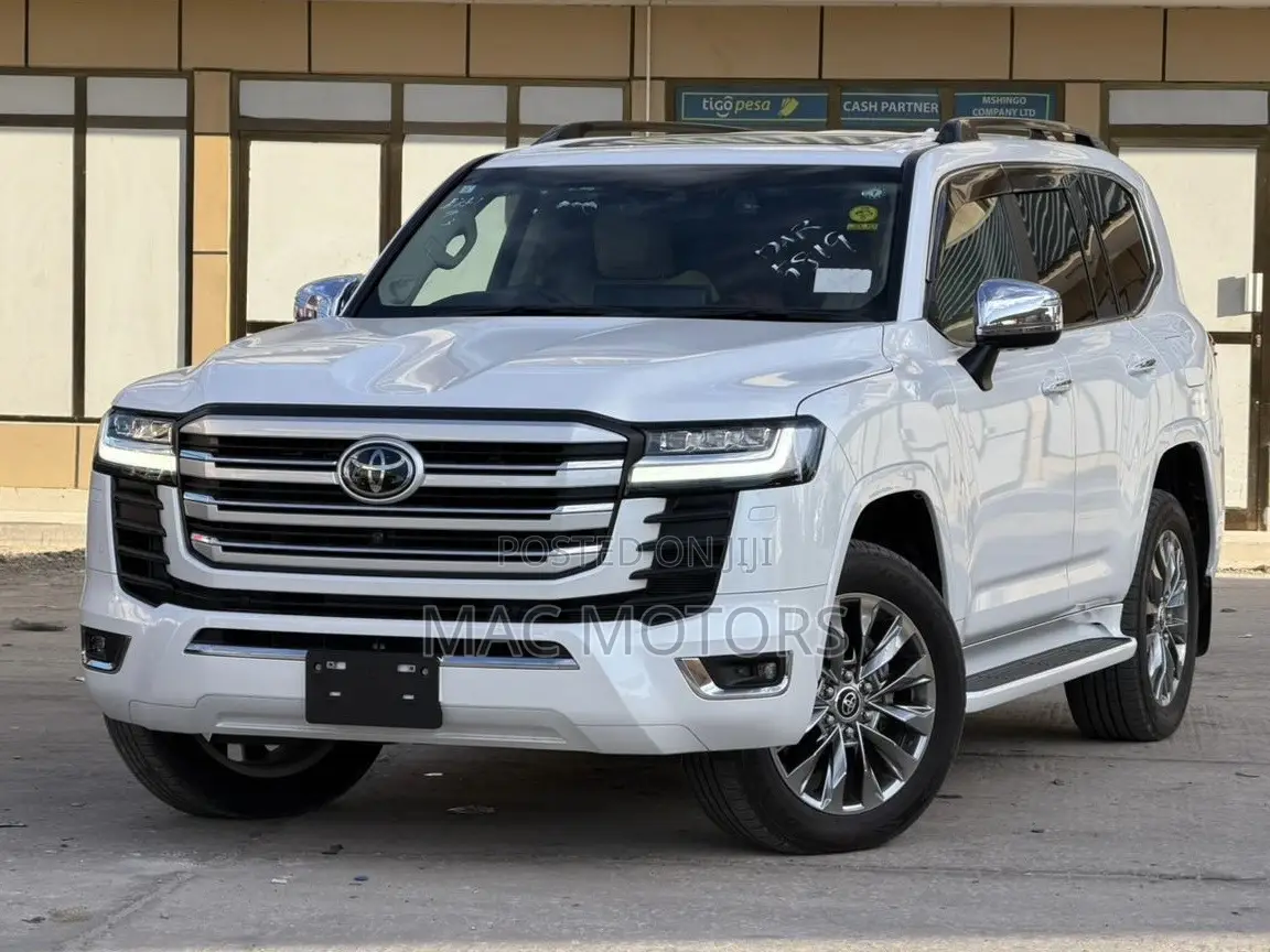 Toyota Land Cruiser LC300 2023 White