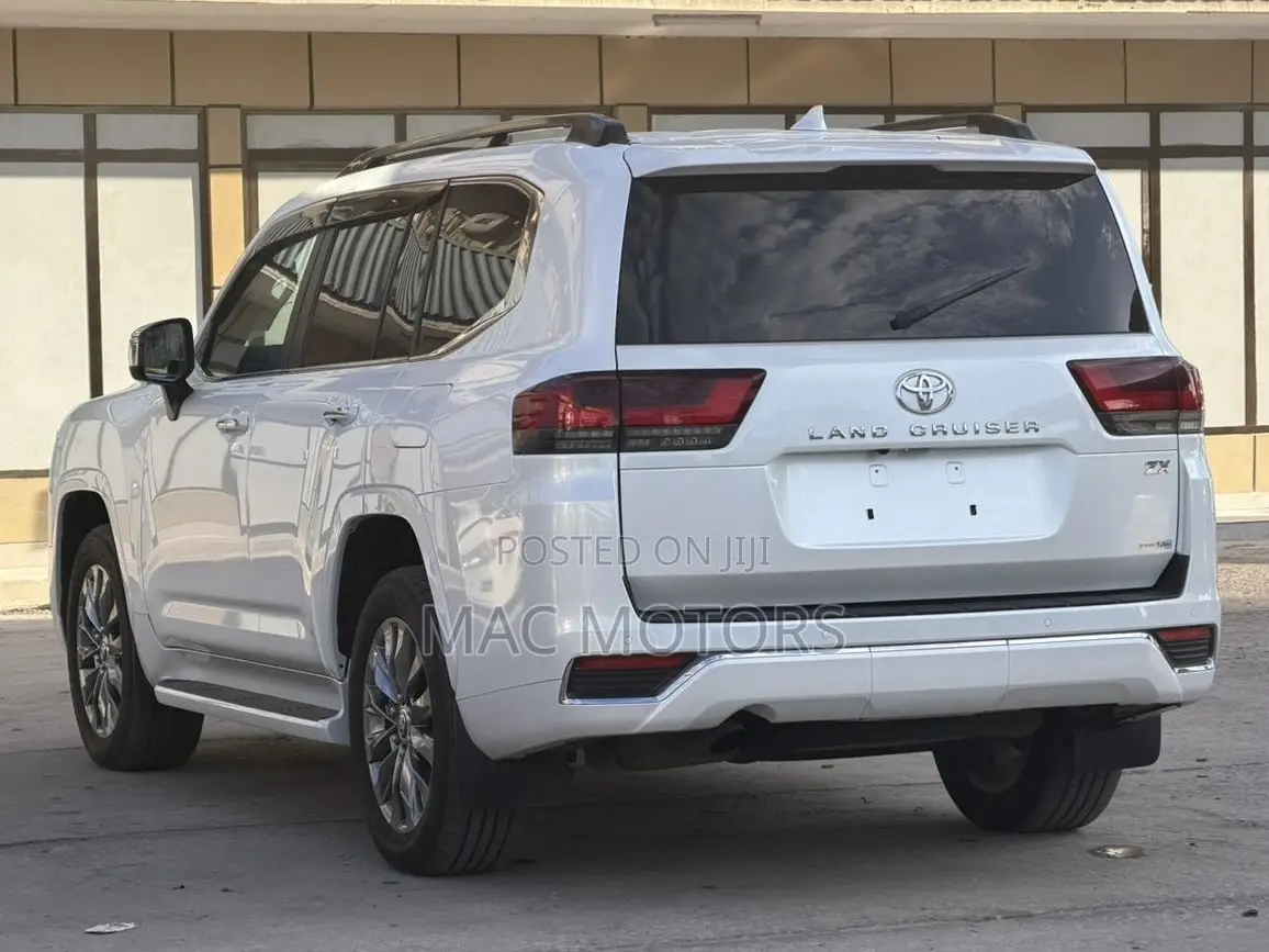 Toyota Land Cruiser LC300 2023 White