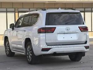 Toyota Land Cruiser LC300 2023 White