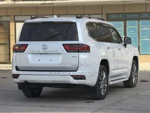 Toyota Land Cruiser LC300 2023 White