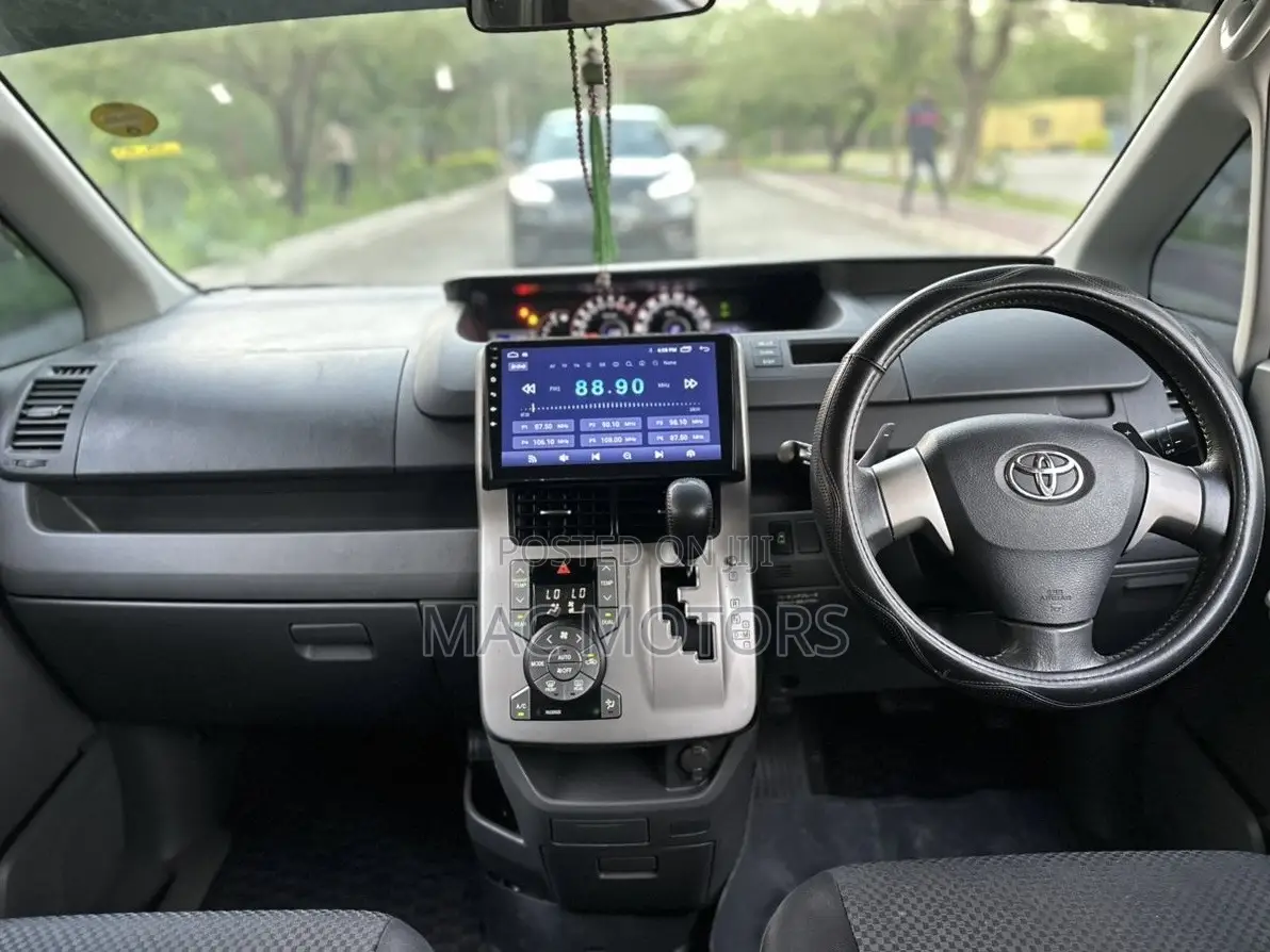 Toyota Noah 2.0 158hp FWD (7 Seater) 2008 Black