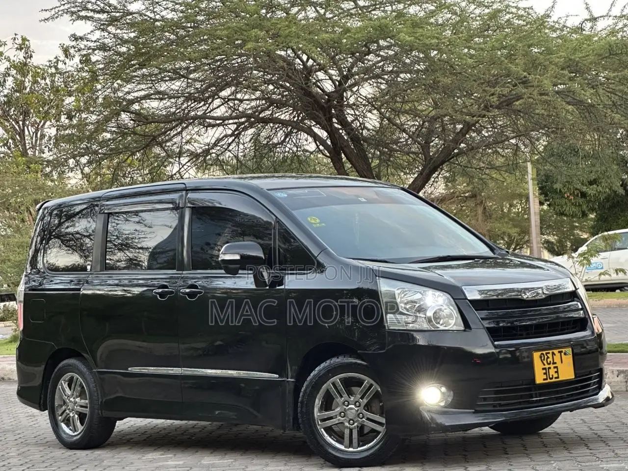 Toyota Noah 2.0 158hp FWD (7 Seater) 2008 Black