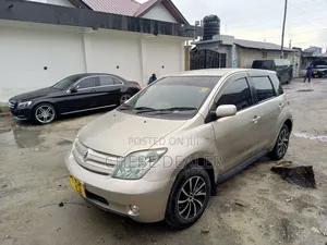 Toyota IST 2004 Gold