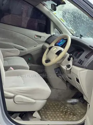 Toyota ISIS 2005 Silver