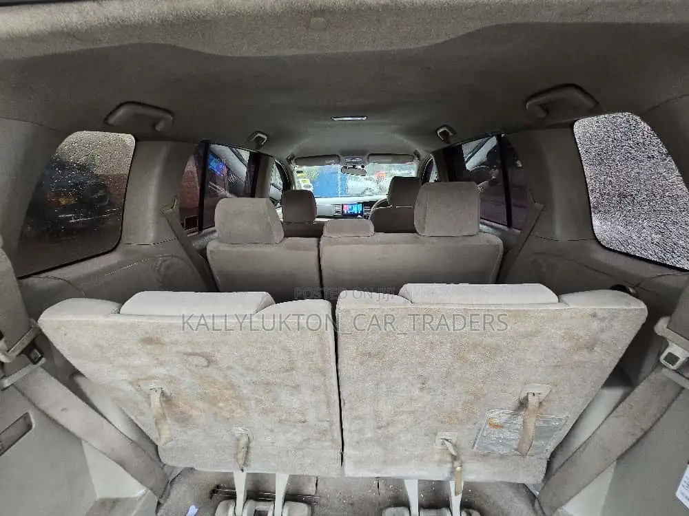 Toyota ISIS 2005 Silver