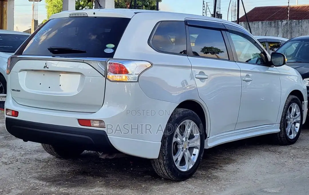 Mitsubishi Outlander 2012 White