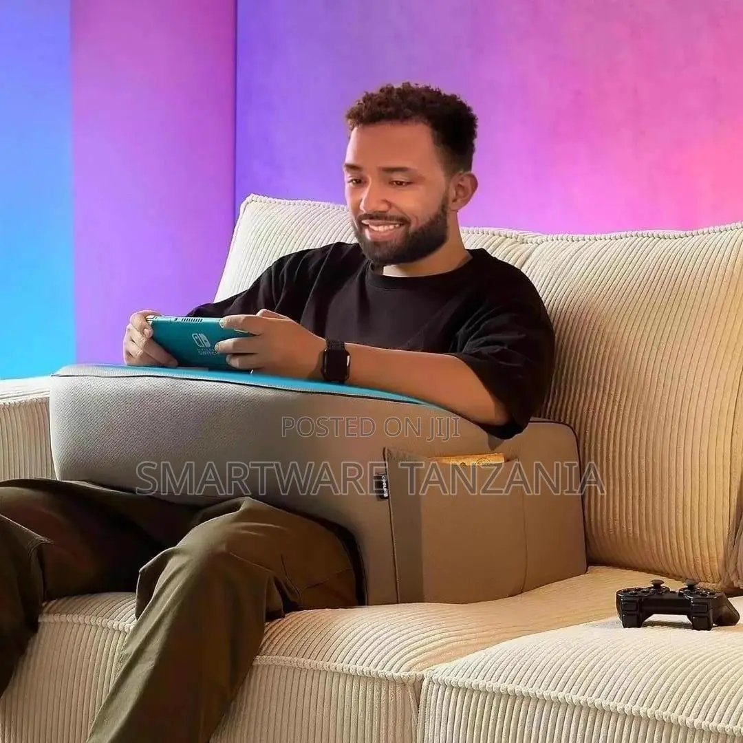 Lap Desk Pillow, Memory Foam Leeskussen voor Gaming, Groot Formaat Armsteunkussen Schootleeskussen met Zijzakken Om Te Spelen TV Kijken 60 X 54 ,5 X 33 Cm