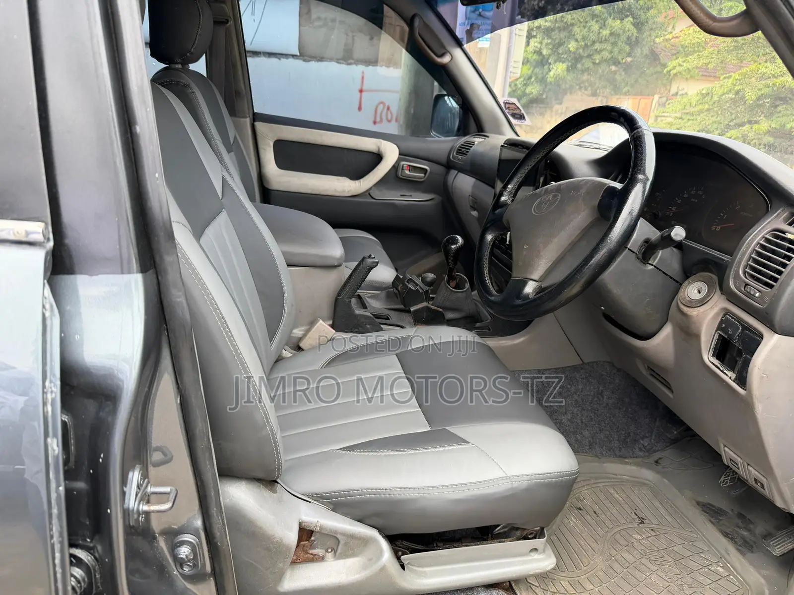 Toyota Land Cruiser 2000 Gray