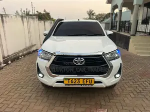 Toyota Hilux 2021 White