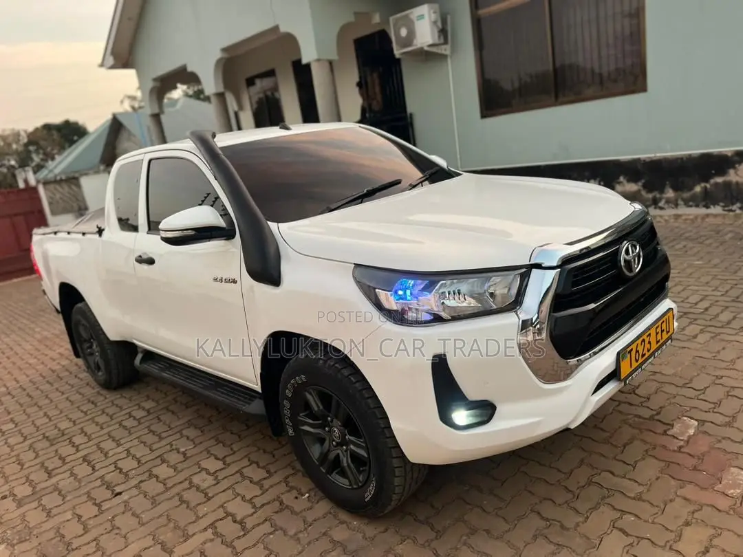 Toyota Hilux 2021 White