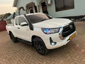 Toyota Hilux 2021 White