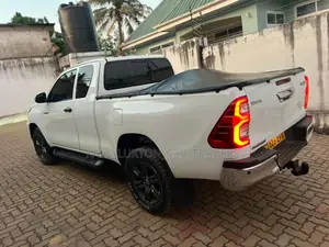 Toyota Hilux 2021 White