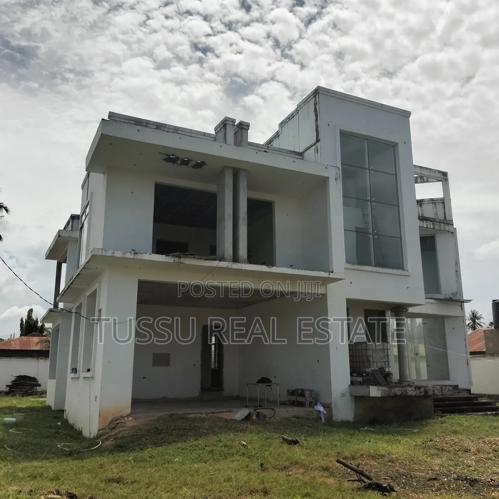 5bdrm House in Mbezibeach Near Fk, Kinondoni for sale