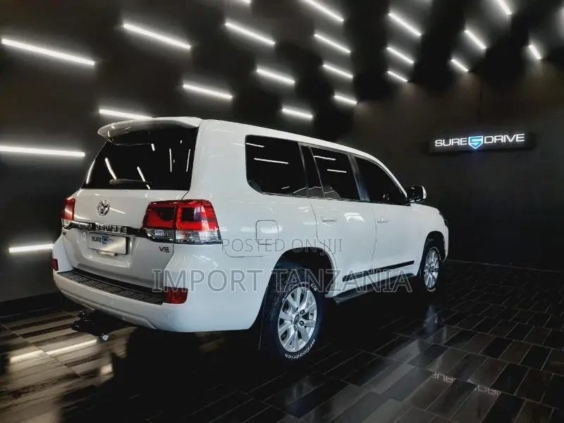 Toyota Land Cruiser 2016 White