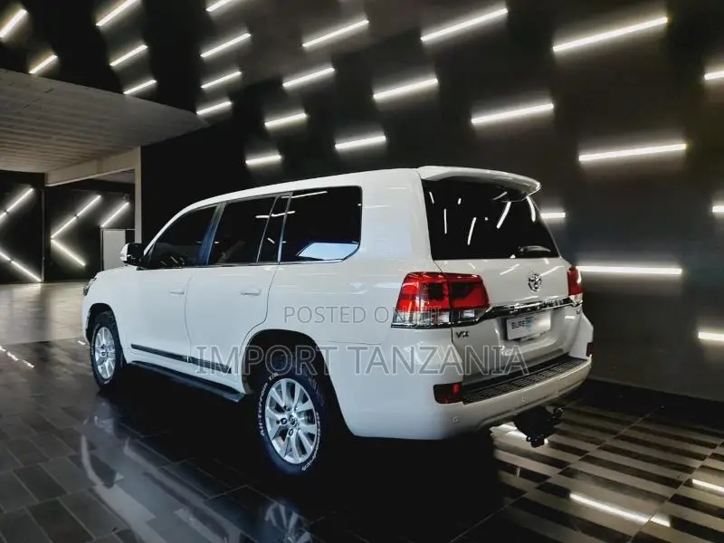 Toyota Land Cruiser 2016 White