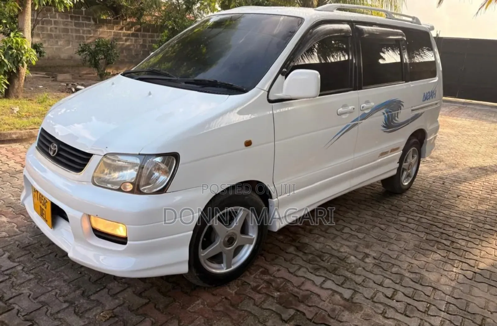 Toyota Noah 2001 White