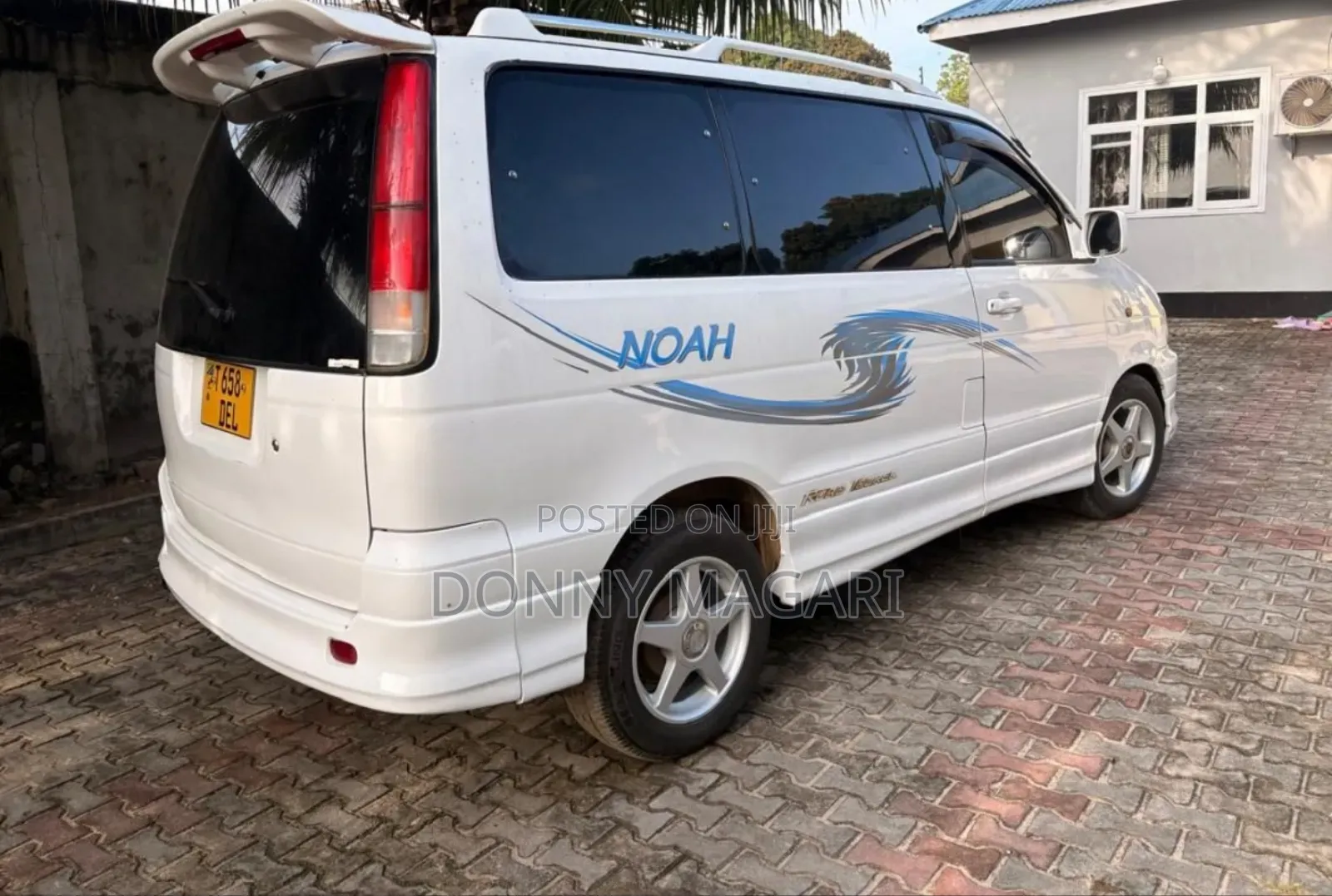 Toyota Noah 2001 White