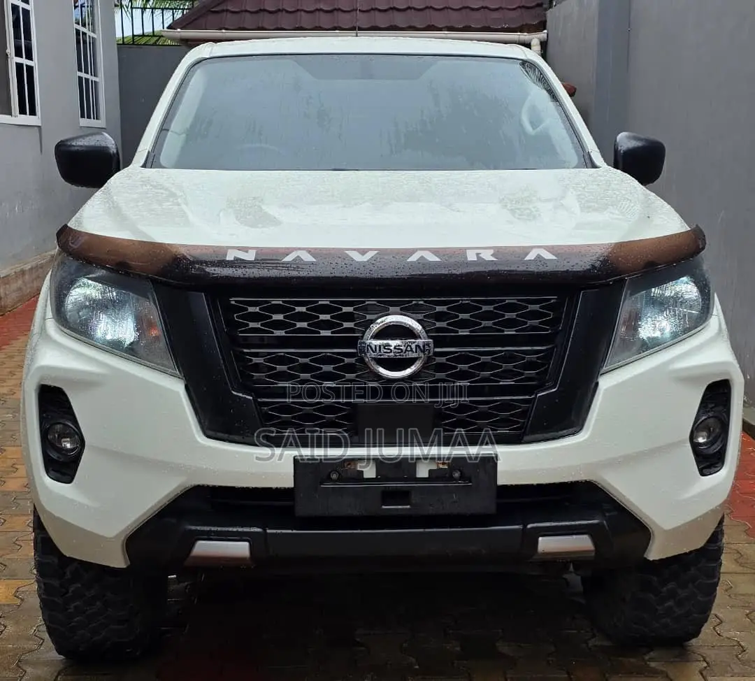 Nissan Navara 2021 White