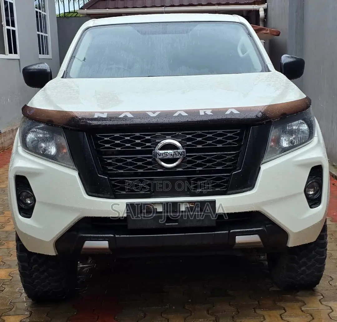Nissan Navara 2021 White