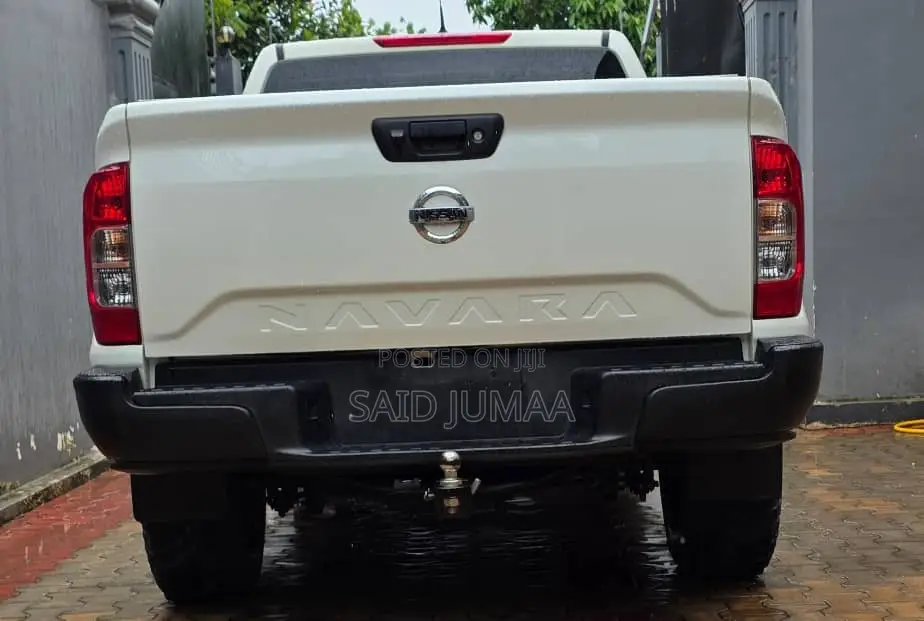 Nissan Navara 2021 White