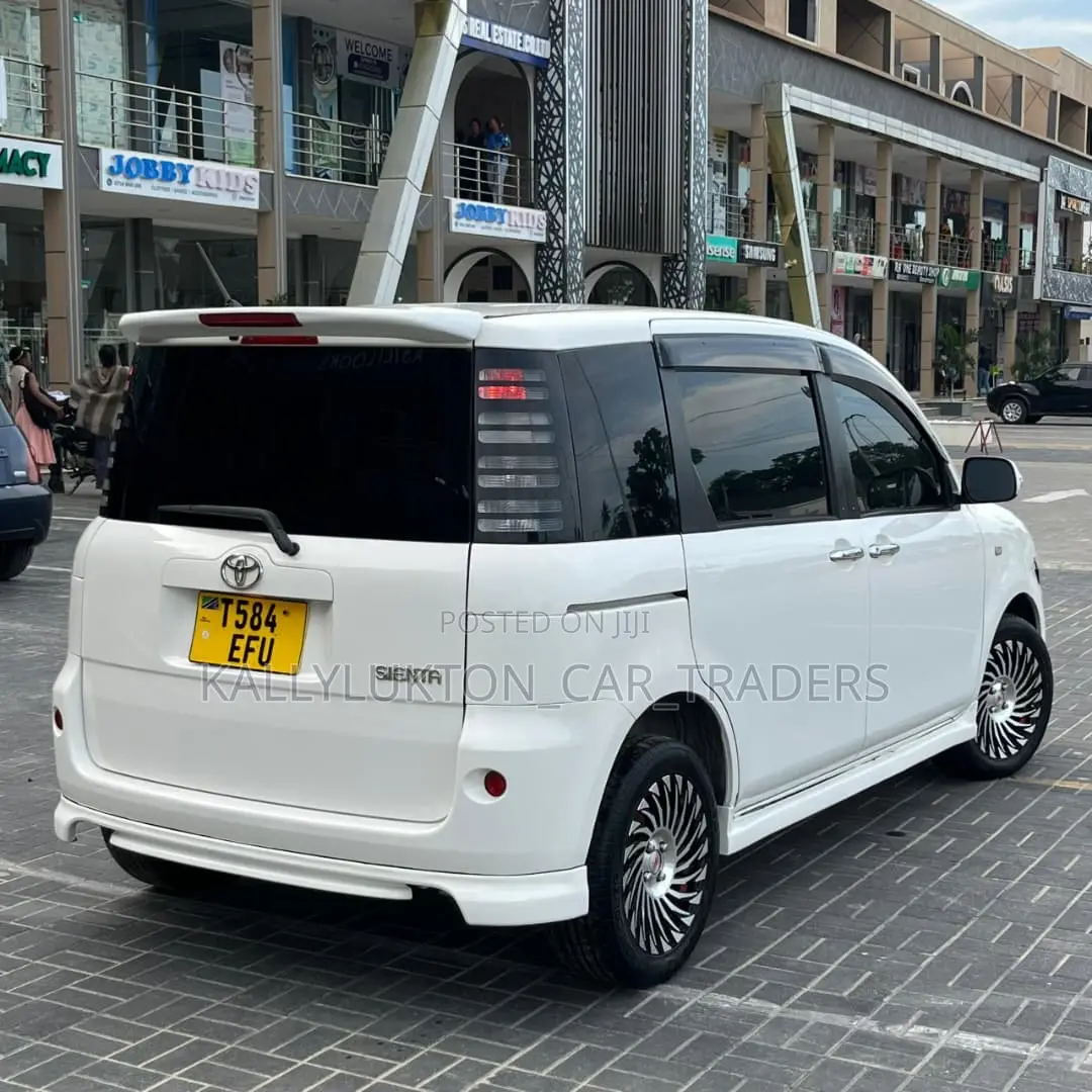 Toyota Sienta 2006 White