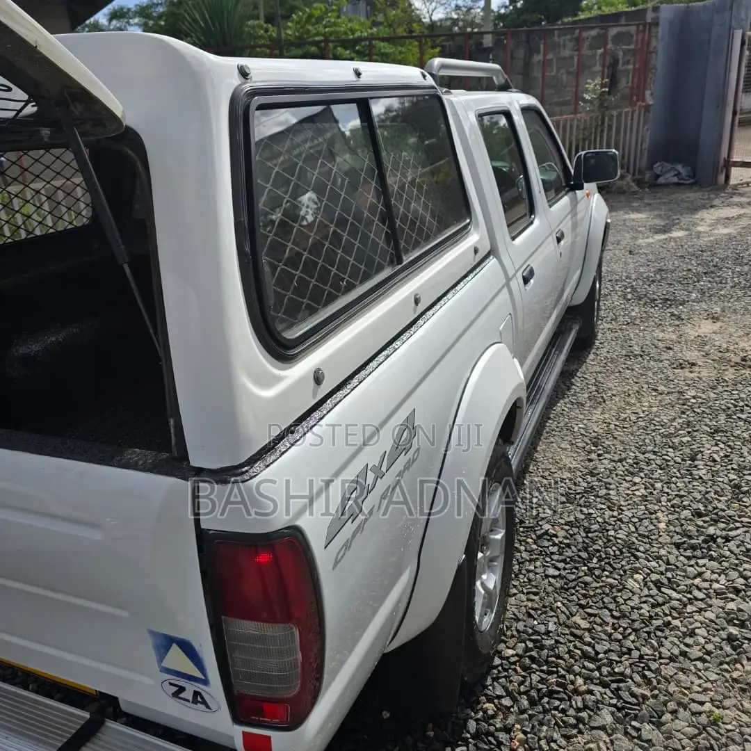 Nissan Hardbody 2018 White