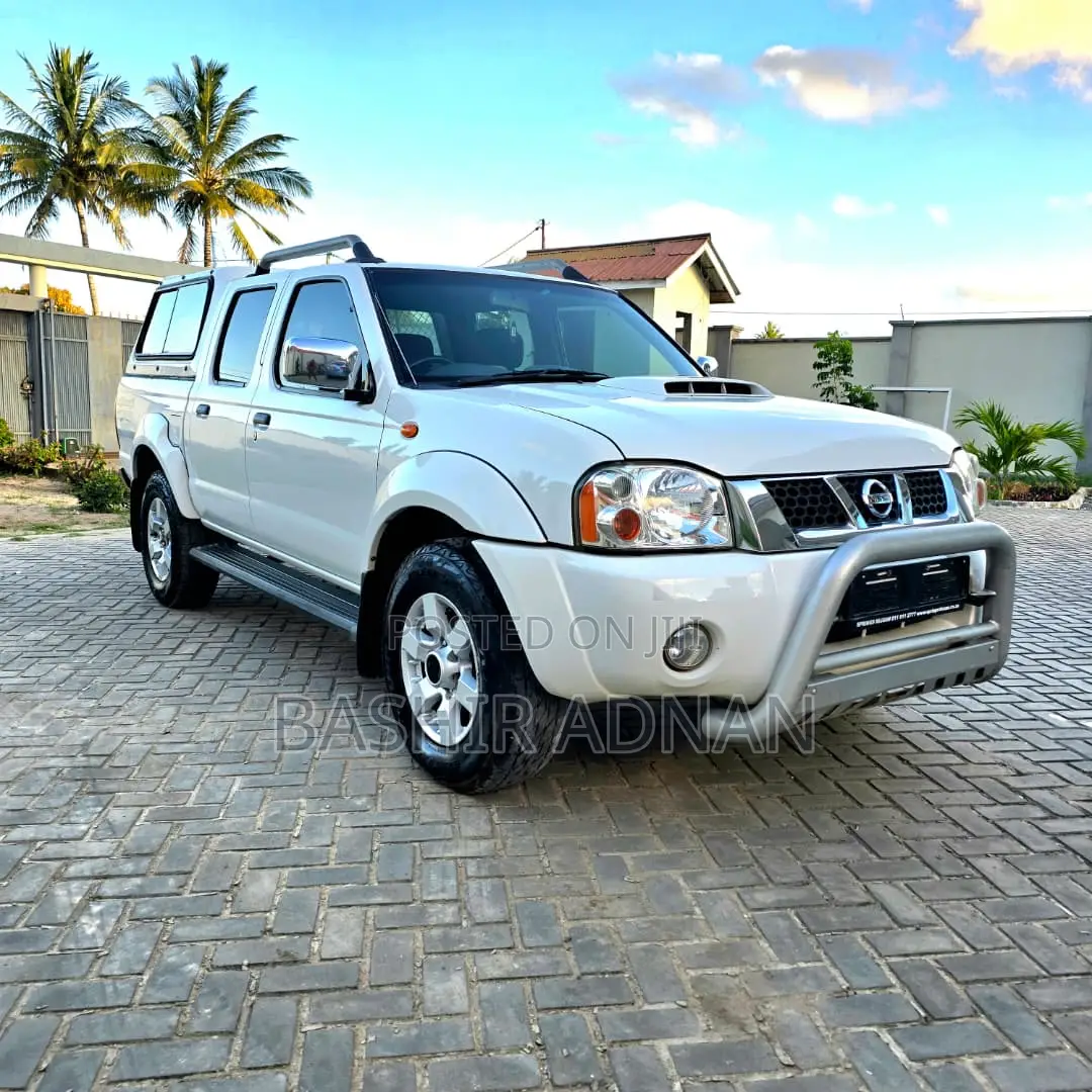 Nissan Hardbody 2018 White