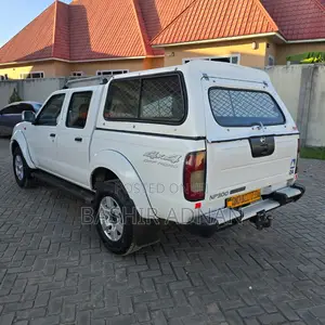 Nissan Hardbody 2018 White