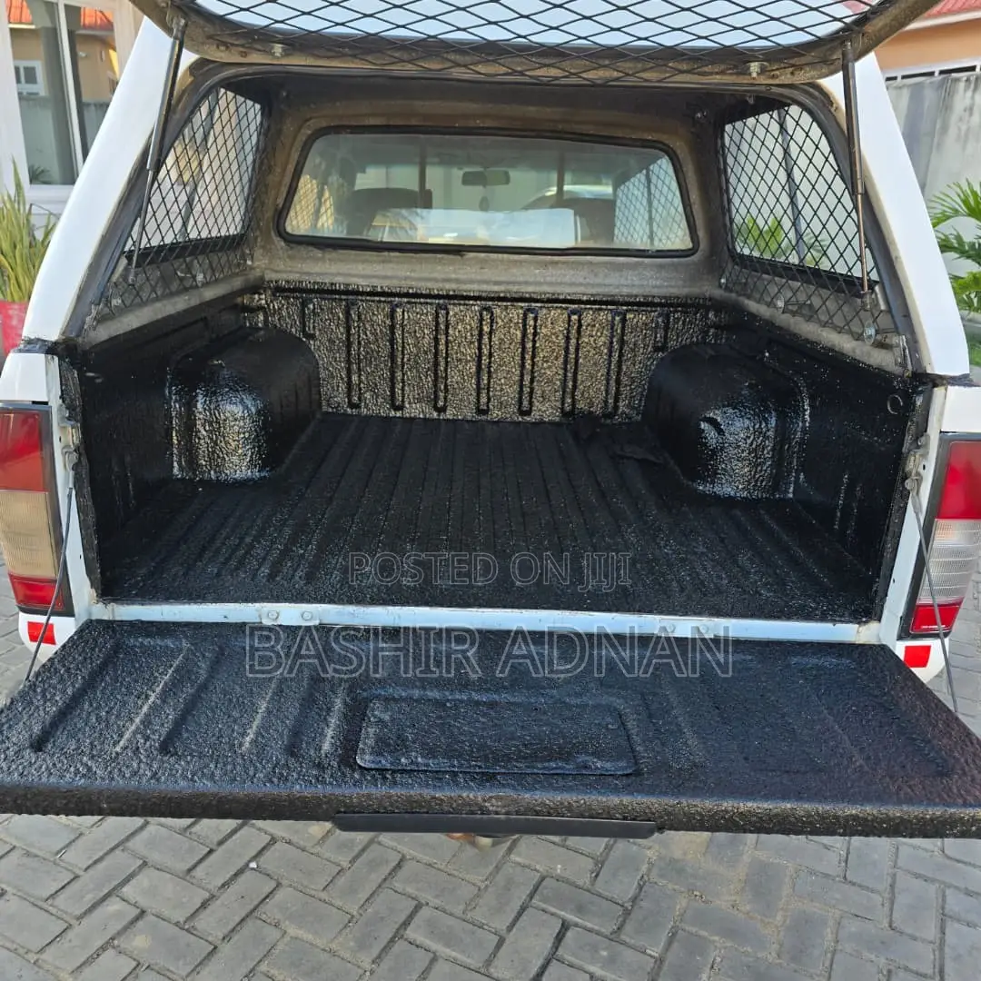 Nissan Hardbody 2018 White