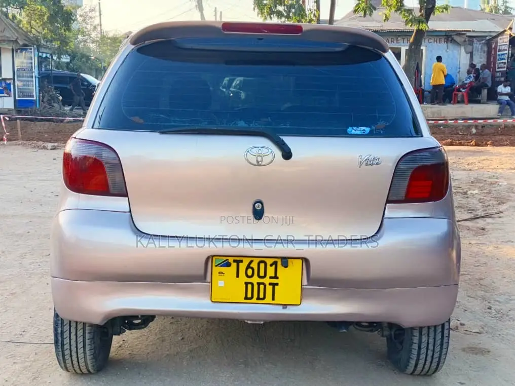 Toyota Vitz 2003 Gold