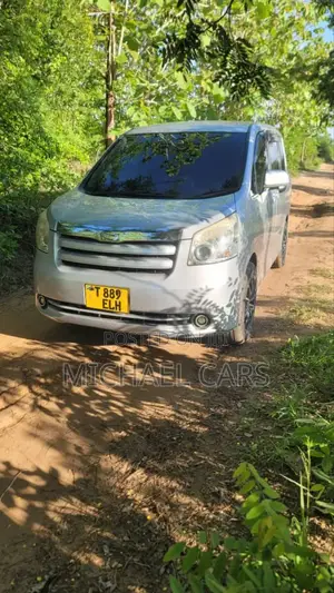 Toyota Noah 2009 Silver