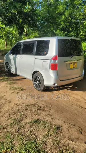 Toyota Noah 2009 Silver