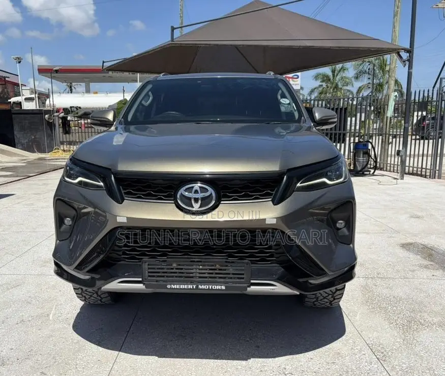 Toyota Fortuner 2023 Brown